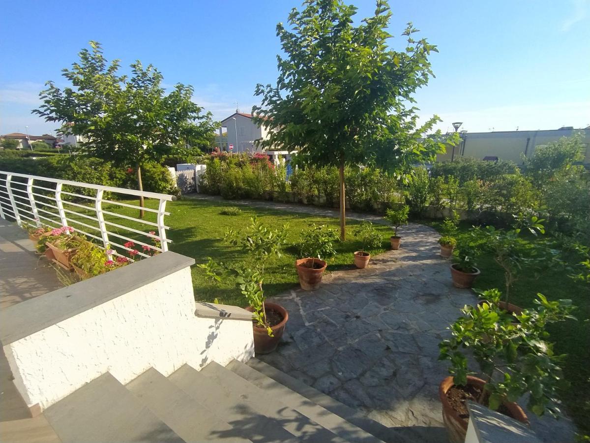 B&B Villa La Bouganville Камайоре Экстерьер фото