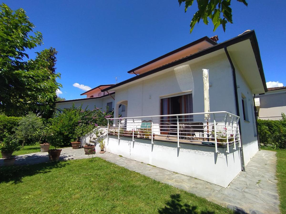 B&B Villa La Bouganville Камайоре Экстерьер фото